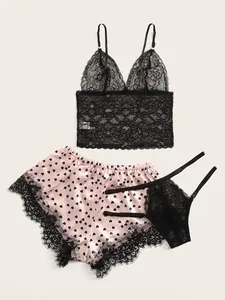 Flachbild von rosa Herz-Satin-Shorts mit schwarzen Spitze-Details und passendem Camisole