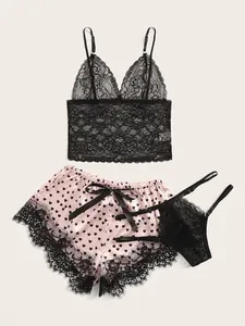 Flachbild von rosa Satin-Shorts mit Herzprint, schwarzer Wimpernspitze und Schleife
