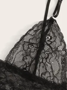 Makroaufnahme von Blumen-Spitzenmuster mit verstellbarem Träger und Metallring-Detail
