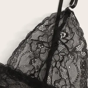 Detailansicht eines Damen Dessous-Sets aus schwarzer Spitze mit Blumenmustern