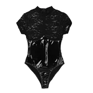 Détail d'un body noir en dentelle et cuir verni avec col montant et zip au dos