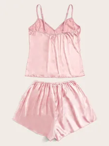 Detailoverzicht van roze satijnen pyjamaset met V-hals camisole en bijpassende short