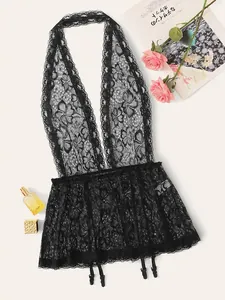 Lingerie sexy en dentelle noire avec col en V profond, motifs floraux et porte-jarretelles