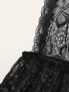 Lingerie sexy en dentelle florale noire avec bordure en cils et détails évidés