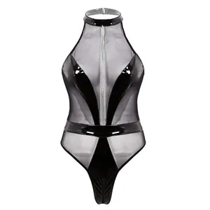 Makro-Detail des schwarzen Netz-Bodysuits mit glänzenden Lackleder-Einsätzen und Ketten