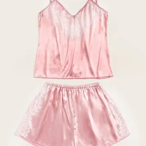Tweeledige roze satijnen lingerieset met wit kant en verstelbare spaghettibandjes