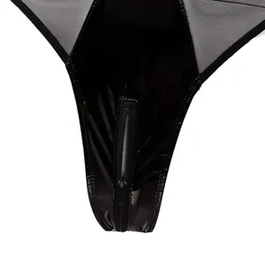Detailansicht des schwarzen Lack-Bodysuits mit Netzeinsätzen und Metall-Reißverschluss im Schritt