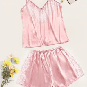 Roze satijnen lingerieset bestaande uit een V-hals topje en een short met kantafwerking