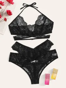 Ensemble lingerie en dentelle avec haut licou et culotte haute sur fond décoratif chaud