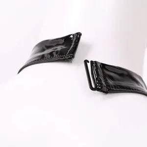 Detail eines glänzenden schwarzen Halsbands mit einem S-Haken-Verschluss aus Metall