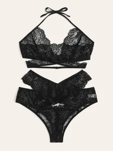 Ensemble lingerie en dentelle noire avec soutien-gorge dos nu et culotte à design croisé