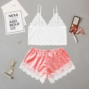 Completo da notte due pezzi da donna con canotta in pizzo e pantaloncini di raso rosa