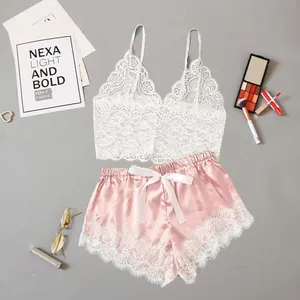 Set pigiama da donna due pezzi con canotta in pizzo bianco e pantaloncini in raso rosa