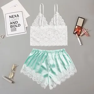 Set lingerie due pezzi con canotta in pizzo bianco e pantaloncini in raso menta