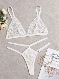 Ensemble lingerie en dentelle blanche brodée de marguerites avec design à lanières