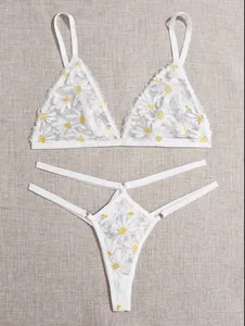 Ensemble de lingerie en dentelle blanche avec broderies de marguerites jaunes sur tulle