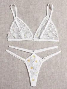 Ensemble lingerie en dentelle blanche brodée de marguerites avec soutien-gorge et string