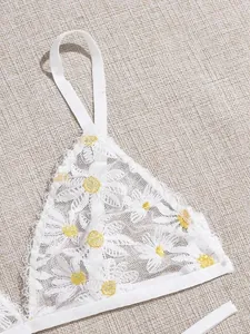 Haut de lingerie en dentelle blanche avec broderies marguerites et fines bretelles