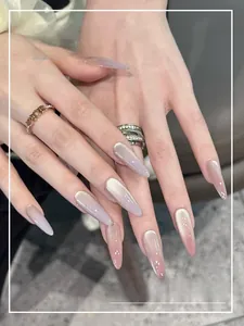 Dettaglio macro di unghie lunghe cat-eye con sfumatura rosa argento e glitter scintillanti
