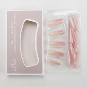 Dettaglio di unghie finte stiletto sfumate rosa con finitura lucida nella confezione