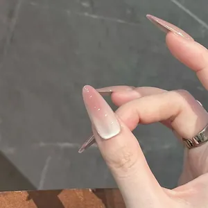 Unghie finte a mandorla lunghe con sfumatura rosa, effetto cat-eye e glitter argento