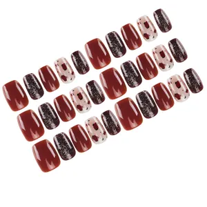 Unghie finte corte quadrate con motivo leopardato, glitter marroni e finitura rosso scuro