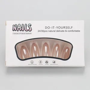 Detail der hautfarbenen Press-on-Nägel in Mandelform in der NAILS-Markenbox