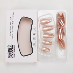 Detailansicht der Nude-Metallic Laser-Aurora Kunstnägel in weißer Verpackung
