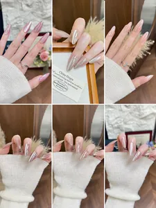 Makro-Detail von langen Stiletto-Klebenägeln mit irisierendem Pink- und Champagner-Finish