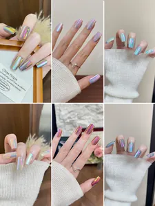 Detailansicht der langen eckigen holografischen Laser-Aurora-Nageltipps mit Farbwechseleffekt
