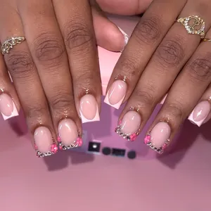 Unghie finte French rosa con fiori 3D e strass scintillanti in forma quadrata
