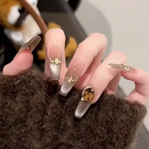 Ongles press-on œil-de-chat luxueux avec strass ambrés en forme de trapèze long