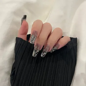 Faux ongles gel marron foncé avec dégradé de paillettes argentées et strass miroirs