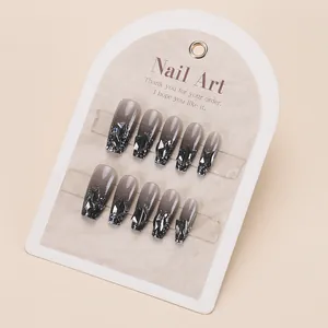 Faux ongles cercueil dégradé noir avec paillettes argentées et strass géométriques 3D