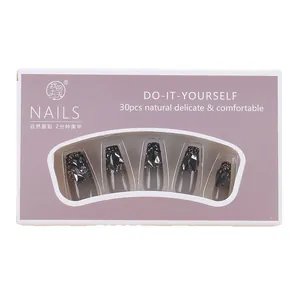 Faux ongles dégradés sombres avec pierres précieuses 3D et paillettes dans l'emballage
