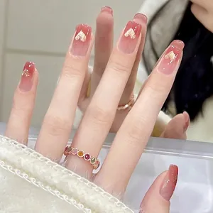 Faux ongles dégradé rouge brillant avec cœurs dorés pailletés de forme moyenne