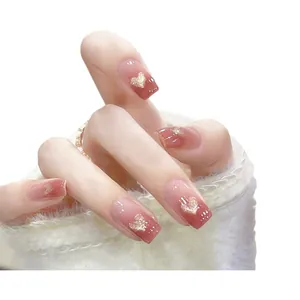 Faux ongles carrés dégradé rose avec motif cœur pailleté doré sur fourrure blanche