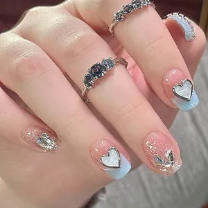 Kurze eckige Press-on-Nägel mit blau-rosa Farbverlauf, 3D-Silberherzen und Strasssteinen