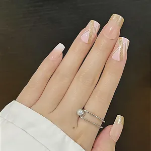 Kurze quadratische künstliche Nägel in Nude-Rosa mit Goldglitzer und geometrischen Streifen