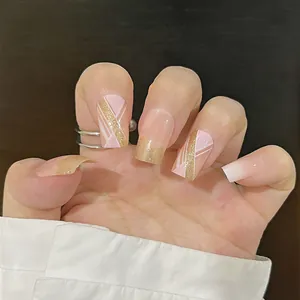 Detailaufnahme von rosa eckigen Kunstnägeln mit goldenem Glitzer und weißen Streifenakzenten