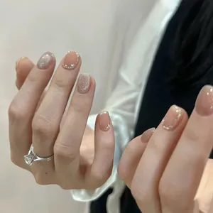 Cat-Eye-Nägel in Rosa und Silber mit Perlenverzierung und funkelndem Glitzer-Finish