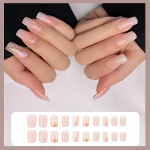 Kurze eckige künstliche Nägel mit rosa Verlauf und goldenem Glitzerstreifen-Design