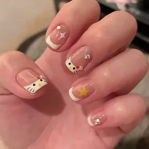 Süße Hello Kitty Kurz-Nägel mit Sternen und Strass auf nude-rosa Basis