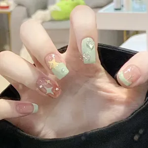 Süße mintgrüne und nudefarbene kurze Ballet-Nägel zum Aufkleben mit Stern- und Glitzerdekor