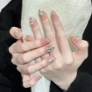 Detailaufnahme von rosafarbenen Cat-Eye-Nägeln mit Perlen und funkelnden Strasssteinen