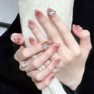 Details von rosa Katzenaugen-Kunstnägeln mit 3D-Schmetterlingen, Rosen und Perlen-Dekor