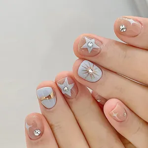 Kurze Aufklebenägel in Blau und Rosa mit Sternen, Goldlinien und Strasssteinen