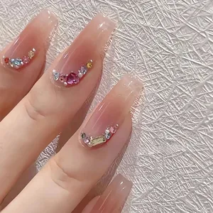 Detailansicht langer eckiger Cat-Eye-Nägel mit rosa Verlauf und Perlen-Strasssteinen