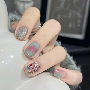 Detail von handgemachten Cat-Eye-Nägeln mit floraler 3D-Kunst und funkelnden Strasssteinen