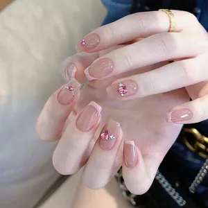 Süße rosa Herz-Press-on-Nägel mit silbernen Glitzerlinien und 3D-Strasssteinen